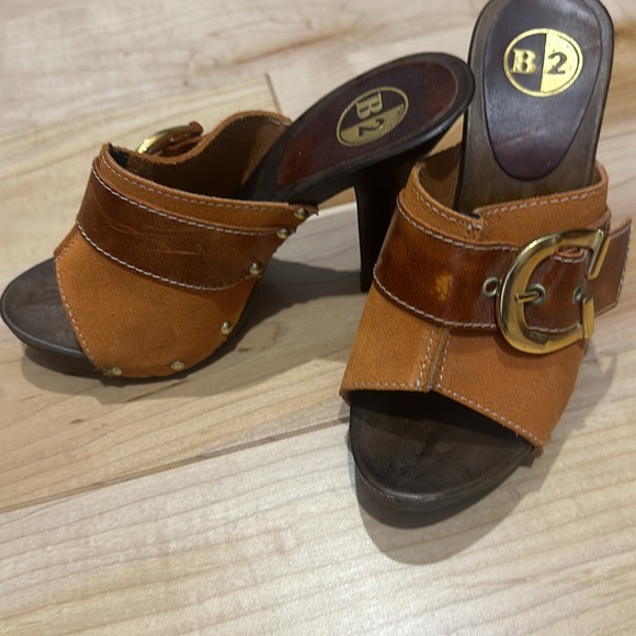 B2 suede and leather mules size 6. - Picture 3 of 4
